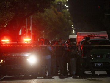 Carabinero de franco repelió a balazos un asalto en su contra en Santiago: detuvo a un delincuente, pero resultó lesionado