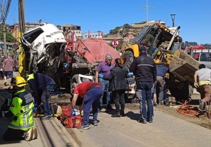 Una persona fallecida deja colisión entre camión aljibe de Bomberos y retroaexcavadora en Cartagena