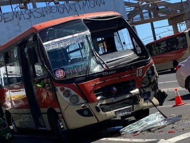 17 lesionados dejó la colisión entre una micro y un bus en la Av. España en dirección a Viña del Mar