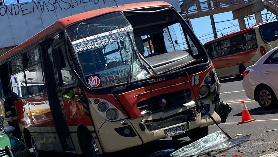 17 lesionados dejó la colisión entre una micro y un bus en la Av. España en dirección a Viña del Mar