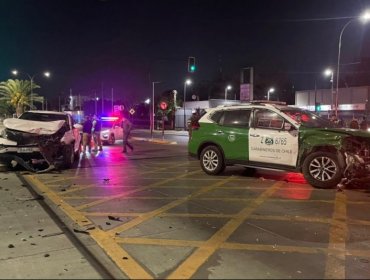Tres carabineros lesionados tras ser chocados por conductor que no respetó la luz roja del semáforo en Renca