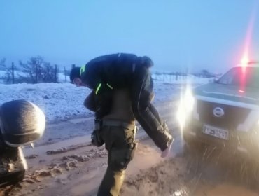 Carabineros rescata a motoquero brasileño que estaba bajo nieve en Porvenir