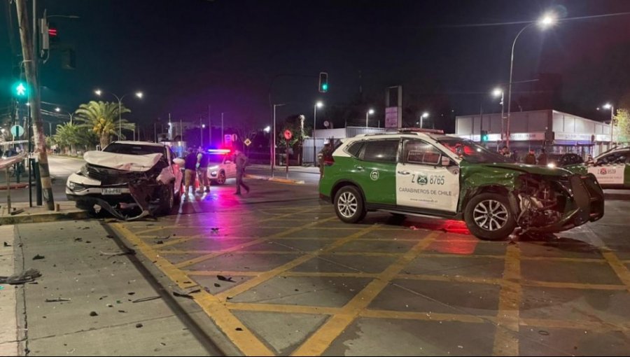 Tres carabineros lesionados tras ser chocados por conductor que no respetó la luz roja del semáforo en Renca