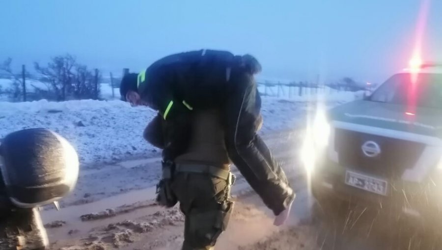 Carabineros rescata a motoquero brasileño que estaba bajo nieve en Porvenir
