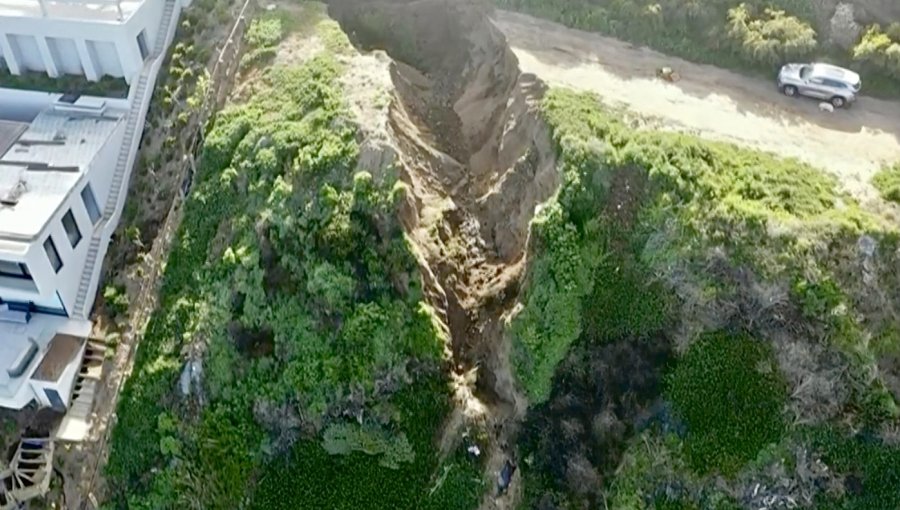 Nueva emergencia en la región de Valparaíso: Gigantesco socavón mantiene aislados a vecinos de exclusivo condominio de Cachagua