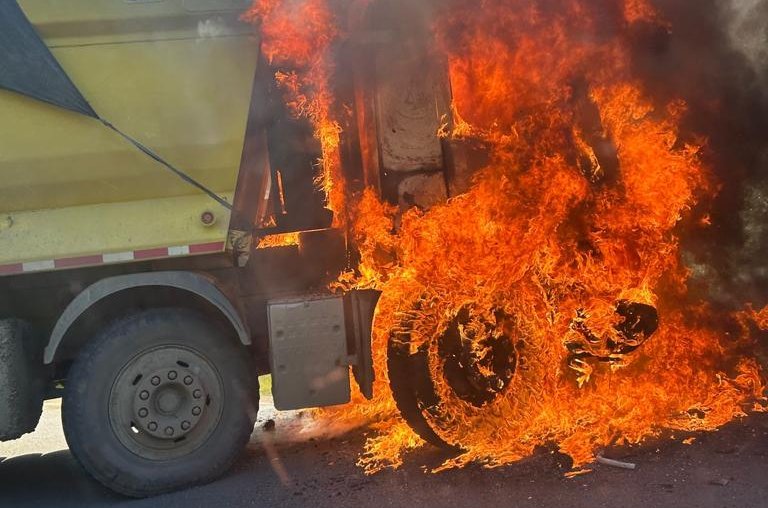 Delincuentes encapuchados y armados quemaron una camioneta municipal y dos camiones en Collipulli