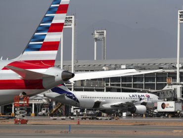 Detienen a hombre que aseguró portar una bomba en avión en aeropuerto de Santiago: 201 pasajeros fueron evacuados