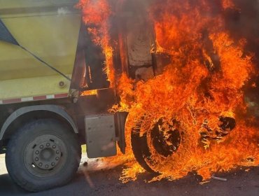 Delincuentes encapuchados y armados quemaron una camioneta municipal y dos camiones en Collipulli