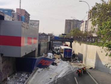 Accidente que involucró a un camión y un vehículo obligó al cierre de las tres pistas de la Autopista Central de Santiago