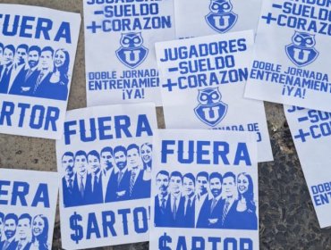 Hinchas se manifestaron contra la dirigencia y los jugadores por el mal momento de la U