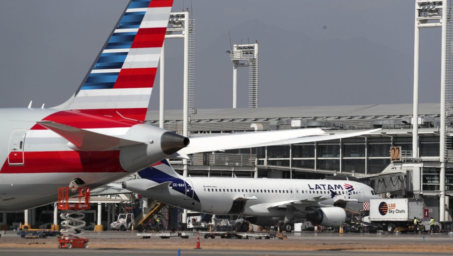 Detienen a hombre que aseguró portar una bomba en avión en aeropuerto de Santiago: 201 pasajeros fueron evacuados