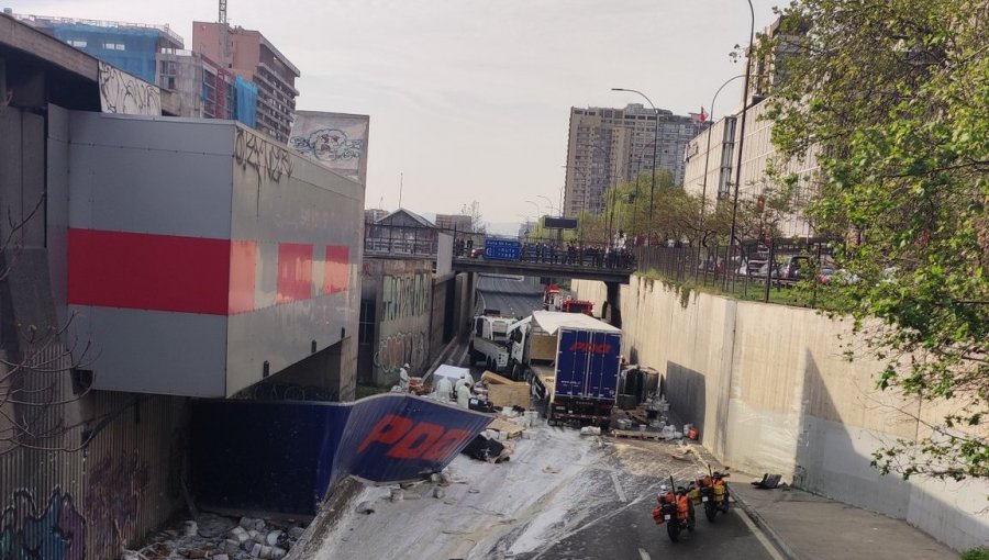 Accidente que involucró a un camión y un vehículo obligó al cierre de las tres pistas de la Autopista Central de Santiago