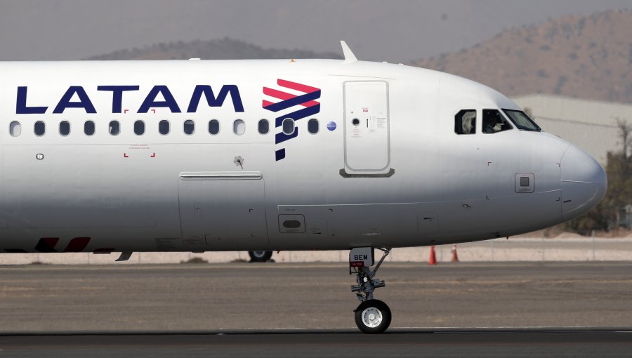 Dejan en libertad a hombre que aseguró tener una bomba en un avión en aeropuerto de Santiago