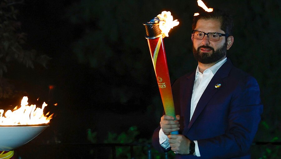 Presidente Boric recibió la antorcha de los Juegos Panamericanos Santiago 2023