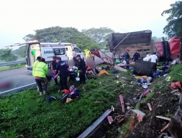 Diez migrantes muertos tras volcar un camión en el sur de México