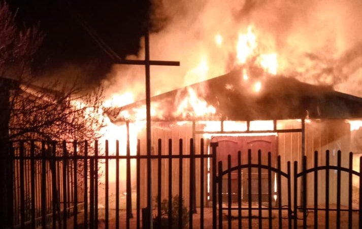 Delegada presidencial del Biobío confirmó intencionalidad en incendio que consumió capilla en Curanilahue