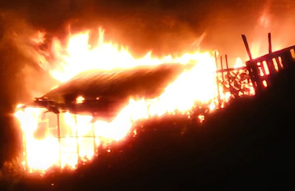 Incendio de pastizales se propaga hasta viviendas en el cerro Placeres de Valparaíso