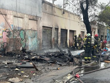 Incendio afectó a cuatro viviendas en cercanías de terminal de buses en Estación Central