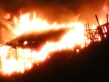 Incendio de pastizales se propaga hasta viviendas en el cerro Placeres de Valparaíso