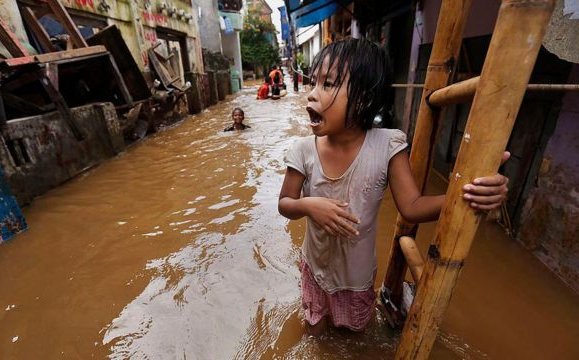 Por qué las inundaciones y el clima extremo están causando un aumento de matrimonios infantiles forzados en el mundo