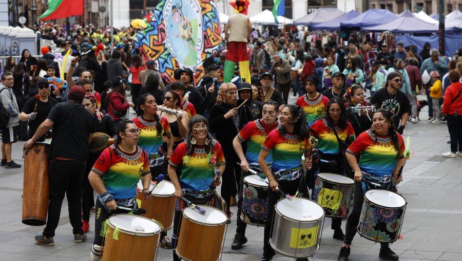 Carnaval Mil Tambores congregó a más de 15 mil personas en Valparaíso: no hubo detenidos