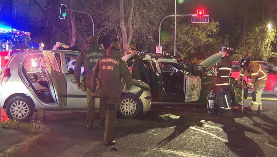 Vehículo particular choca contra carro policial que asistía a procedimiento en Recoleta