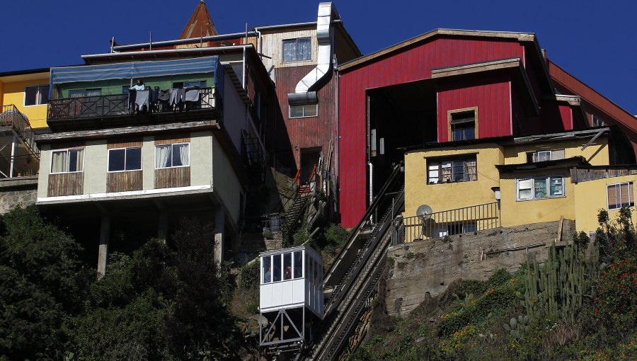 Entregan obras del ascensor Espíritu Santo de Valparaíso y unas 5 mil personas del cerro Bellavista podrán volver a usarlo