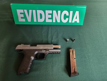 Detienen a sujeto que fue sorprendido manipulando un arma en plena vía pública de Viña