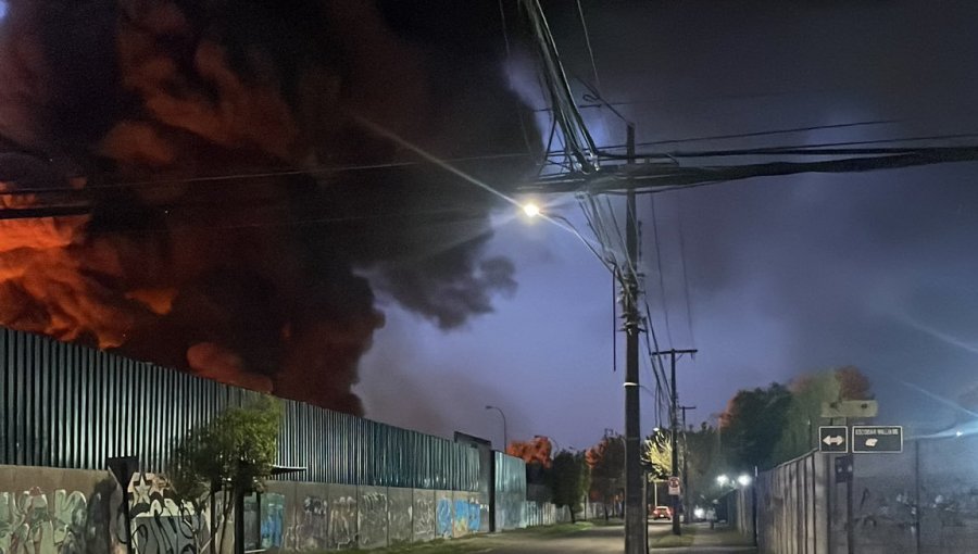 Incendio de grandes proporciones consume una fábrica de plásticos en Cerrillos: nube de humo es visible desde distintos puntos