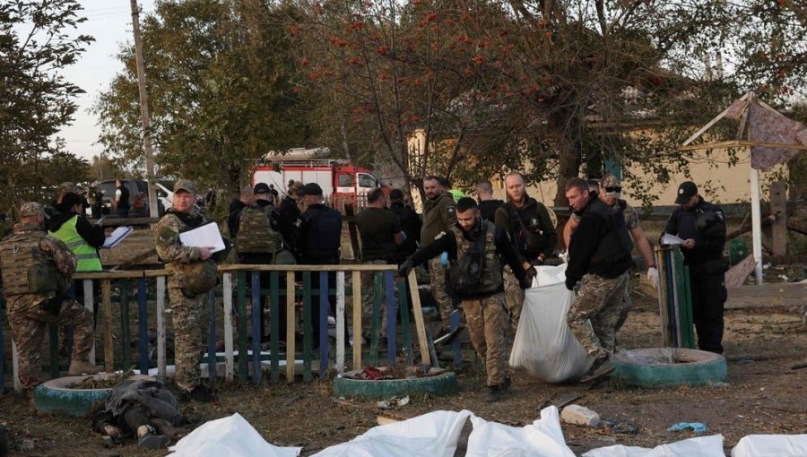 Mueren 51 personas que asistían a un velatorio tras ataque ruso en la localidad ucraniana de Groza