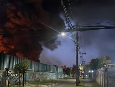 Incendio de grandes proporciones consume una fábrica de plásticos en Cerrillos: nube de humo es visible desde distintos puntos