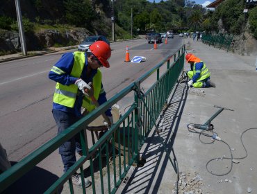 Reponen barreras y barandas de protección entre Las Salinas y Reñaca en Viña del Mar