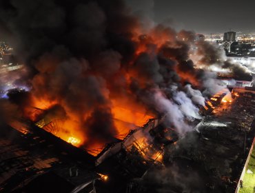 Rebrota incendio en Cerrillos: Bomberos trabajará durante días