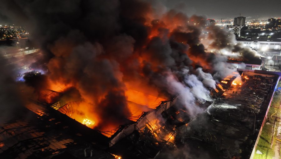 Rebrota incendio en Cerrillos: Bomberos trabajará durante días