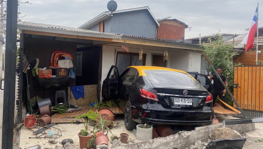 Taxi colisiona contra station wagon y queda incrustado en una casa en Recoleta: no se registraron lesionados