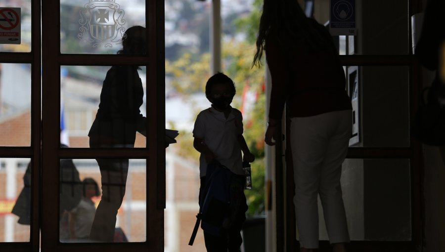 Alumnos de básica de colegio de Viña fueron acusados de cometer acto de connotación sexual contra estudiante que padece TEA