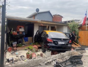 Taxi colisiona contra station wagon y queda incrustado en una casa en Recoleta: no se registraron lesionados