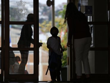 Alumnos de básica de colegio de Viña fueron acusados de cometer acto de connotación sexual contra estudiante que padece TEA