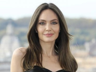 Revelan las primeras imágenes de Angelina Jolie como María Callas para nueva película del chileno Pablo Larraín