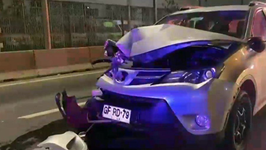 Carro de Gendarmería fue chocado por un auto con encargo en Américo Vespucio Sur