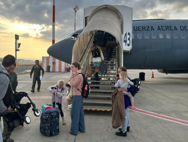 Segundo vuelo humanitario rescata a otros 51 chilenos de Israel