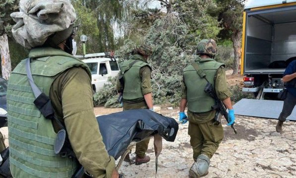 "Es una masacre": Los cuerpos encontrados en Kfar Aza, uno de los kibutz israelíes atacados por Hamás