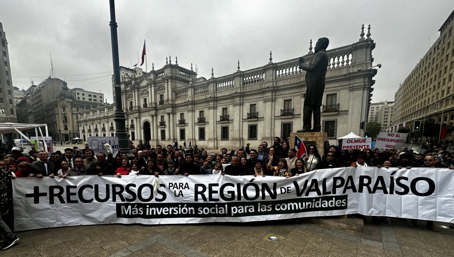 33 de los 38 alcaldes de la región de Valparaíso protestaron en La Moneda junto al Gobernador por Presupuesto 2024 para la zona