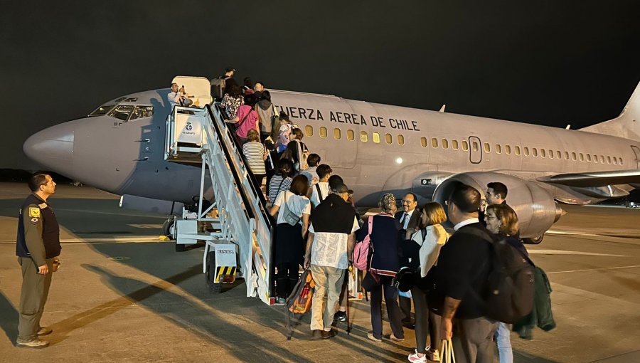 Ciudadanos chilenos evacuados desde Israel llegarán este sábado al país en aviones de la FACh