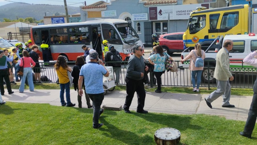 Colisión por alcance entre dos microbuses y un auto particular deja al menos 14 lesionados en Quilpué