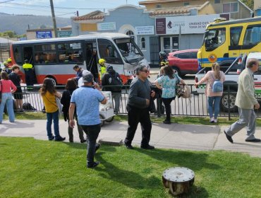 Colisión por alcance entre dos microbuses y un auto particular deja al menos 14 lesionados en Quilpué