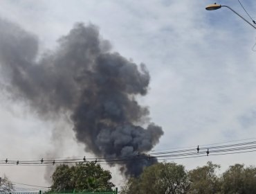 Incendio de grandes proporciones afecta planta de gas en Maipú: se registran numerosas explosiones