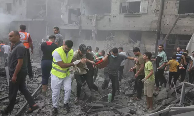 Aumentan a 2.215 los palestinos muertos y a más de 8.700 los heridos en Gaza