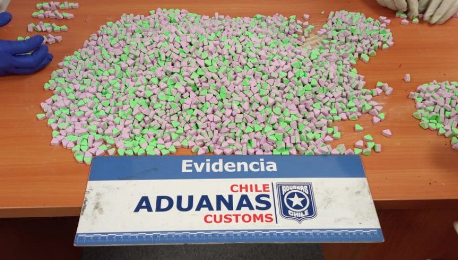 Incautan más de 20 mil pastillas de éxtasis en el aeropuerto de Santiago. Un detenido