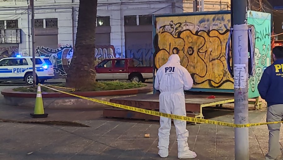Hombre en situación de calle fue apuñalado hasta la muerte en la plaza Echaurren de Valparaíso: buscan al responsable del crimen